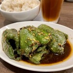 四川 郷土菜 シャンバァロウ - 皮蛋とピーマンの黒酢炒め 660円