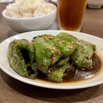 四川 郷土菜 シャンバァロウ - 皮蛋とピーマンの黒酢炒め 660円