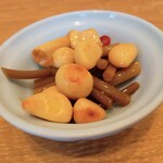 肉汁餃子のダンダダン - 大蒜と芽の醤油漬け 