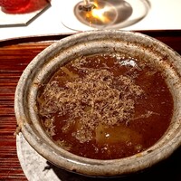 銀座嘉禅 - 熱々、トリュフたっぷりのフカヒレの煮込み　ご飯も少し入ってます