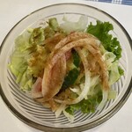 たかひら - セットのサラダは生野菜と茹でたキャベツ。キャベツが超冷たくて美味しかったです。ドレッシングも最高。　　　　　サラダを単品で頼んでいる方、結構いました♪