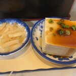 食事と酒処 真 - 冷奴とお漬物も