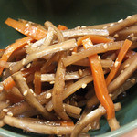 家庭料理 三福 - 「きんぴら」　シャキシャキッと心地よい食感！みりんが効いてて心地よい甘さがじんわり残る