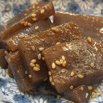 家庭料理 三福 - 「ピリ辛こんにゃく」　こんにゃくの香り豊か！辛さはじんわり。醤油っぽくない煎り煮。