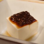 ビストロ コゥジィ - 肉味噌が乗せられた、冷奴が嬉しい。