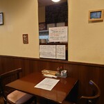 ビストロ コゥジィ - 店内入ってすぐのテーブル席。