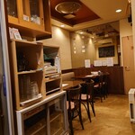 ビストロ コゥジィ - 店内奥のテーブル席。