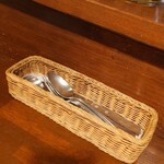 ビストロ コゥジィ - カラトリー。箸はありません。