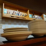 ビストロ コゥジィ - 夜はご近所の方々でも賑わいます。