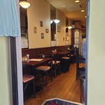 ビストロ コゥジィ - 玄関から店内。