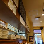 ビストロ コゥジィ - カウンター上には黒板メニューも。