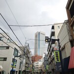 ビストロ コゥジィ - お店を出て、右を見上げると、オペラシティ。