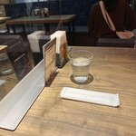 恋とスパイス 新宿中村屋 グランスタ東京店 - お冷はカルダモンウォーター