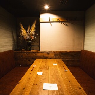 壁で３面を仕切られた半個室。最大５名様までお座り頂けます。
