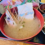 Nomikuidokoro Nabura - あら汁　お刺身の赤えびの頭や鮭、はまちなどが入っていました