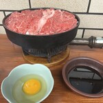 すき焼･鍋物 なべや - 鍋がある程度出来てくると、店員さんがタレをかけてくれる。混ぜ合わせれば、出来上がり。