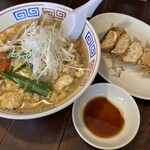 餃子と麺 いせのじょう - 辛口ラーメン950円＋卵とじ60円、焼餃子390円