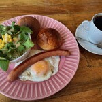 Sucre - 目玉焼き ウインナー サラダ ライ麦パン ミルクパン 深煎りコーヒー