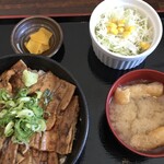 炭焼き豚丼 ぶた野郎 - 味噌汁サラダセット