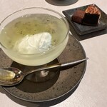 中国飯店 富麗華 - キウイとヨーグルトのゼリーにジャスミン茶の生チョコにバナナの月餅