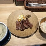 仙台 肉のいとう 炭火焼牛たん 直 - 