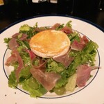 山下食堂 - カマンベールと葡萄のサラダ