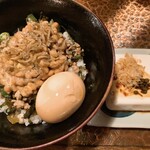 タイニーカフェ - 納豆丼煮卵付き・冷奴