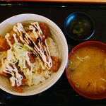 Yatai Izakaya Oosaka Mammaru - 令和5年8月 ランチタイム
                      からあげ丼(みそ汁、漬けもの付) 税込680円