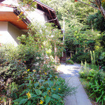 緑に囲まれたお店