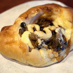 菓子とパン 大楠 - 「きのこと照り焼きハンバーグ」（225円）。