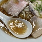 麺屋 わになる - 透き通ったスープ。