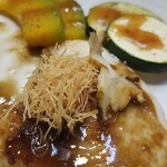 キッチン ブルー グローブ - カダイフ、アワビが乗っています