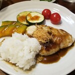 キッチン ブルー グローブ - ソースが多いのと、少し濃いめの味なので、早めにご飯を乗せます