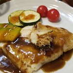 キッチン ブルー グローブ - 白身魚ポワレのアップ