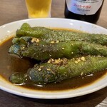 四川 郷土菜 シャンバァロウ - 皮蛋とピーマンの黒酢炒め 660円