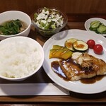 キッチン ブルー グローブ - 白身魚ポワレ　アワビのオイスターソースとサザエの肝ソース