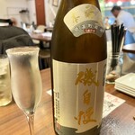 Mr.Happy  - スターターの静岡の銘酒、磯自慢。本醸造でここまでクリアーな味が出せるのは素晴らしいです。