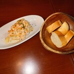 スペイン食堂 黒崎バル8 - ポテトサラダとバケット