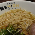 淡麗拉麺 志おん - 味の強い全粒粉細麺