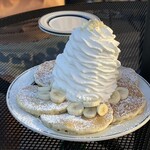 Eggs'n Things - バナナ、ホイップクリームとマカダミアナッツのパンケーキ