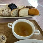 ベーカリーレストラン グランシャリオ - 付け合わせのスープと食べ放題自家製パン