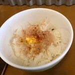 ラーメン イッケン - 終盤どんぶりに投入のバター追い飯！鰹節がいい！