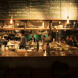 季節やシチュエーションに合わせてご案内。ひとり飲みも大歓迎！