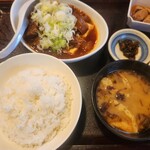 Yakiton Sakaba Kanda Torahachi - ランチ750円くらい もつ煮込み定食 豆腐が大きめでお肉もしっかり入っでいてコスパ良いと思います。分煙ですが喫煙可なので嫌煙の方は気になるかも。席変えてもらいました。