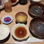 天ぷら八兵衛 - 定食のセット(ご飯・味噌汁・天つゆ)しば漬け→卓上に置いてあります。