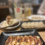 肉汁餃子と煮込みの酒場。しんちゃん - 