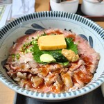 ごはん処 みなと屋 - 上州和牛とまぐろのランチ2色丼（和牛とまぐろたたき）