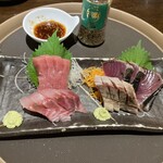 豊洲市場 さかな酒場 魚星 - 市場盛り（マグロ、カツオ、ニザダイ、ワラサ）