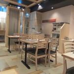 Sakana Ichi Bachi - 
                        ホテルの一階にあるこのレストランの店内には生簀があり新鮮なイカや魚介類を食べる事ができます。
                        