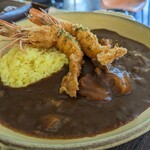 イーズイート - チキン煮込みカレーにエビフライトッピング